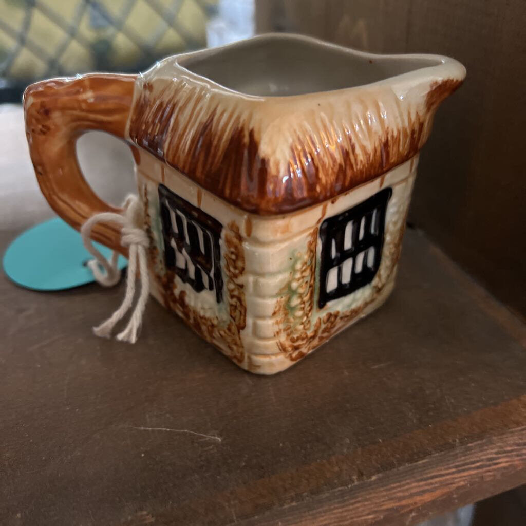 Small creamer (ye olde cottage