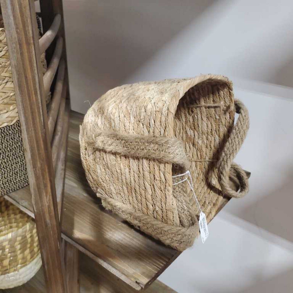 SMALL-SQUARE SEAGRASS BASKETS WITH HANDLES