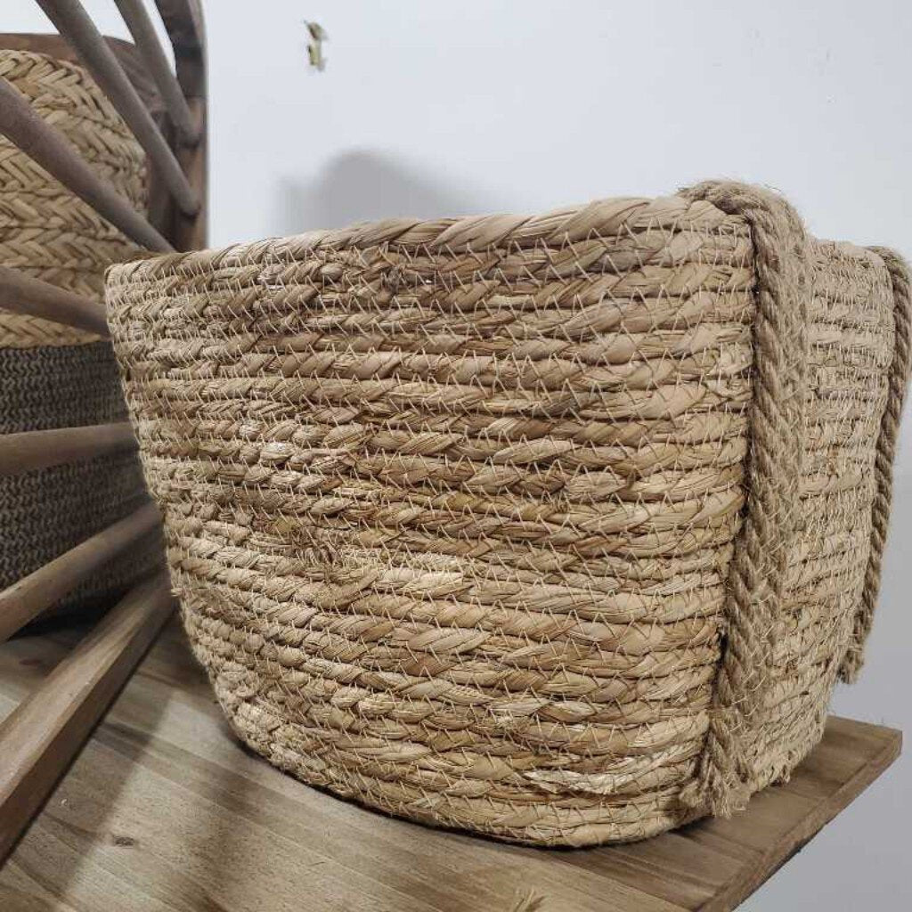 LARGE-SQUARE SEAGRASS BASKET WITH HANDLES