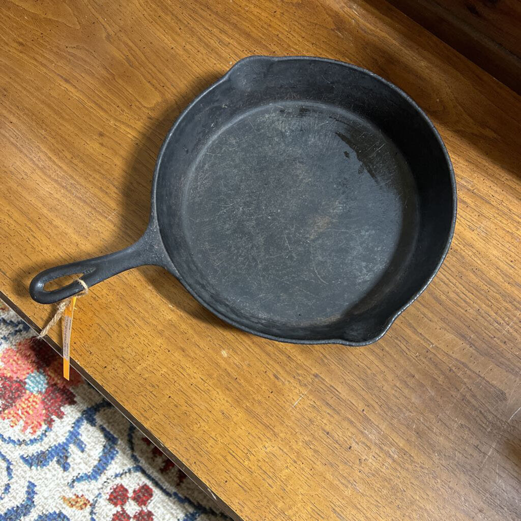 #10, 10 INCH BASE DOUBLE SPOUT CAST IRON SKILLET UNKNOWN MANUFACTURER