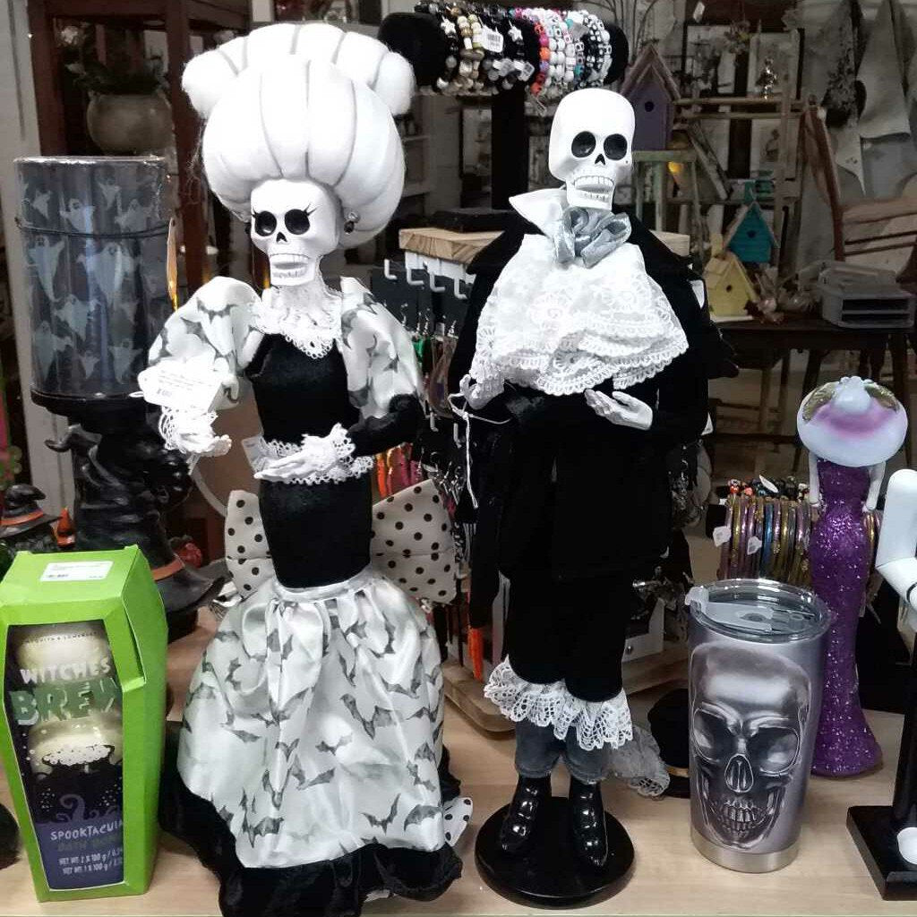 Mr. and Mrs. bones two piece Halloween figurine skull set