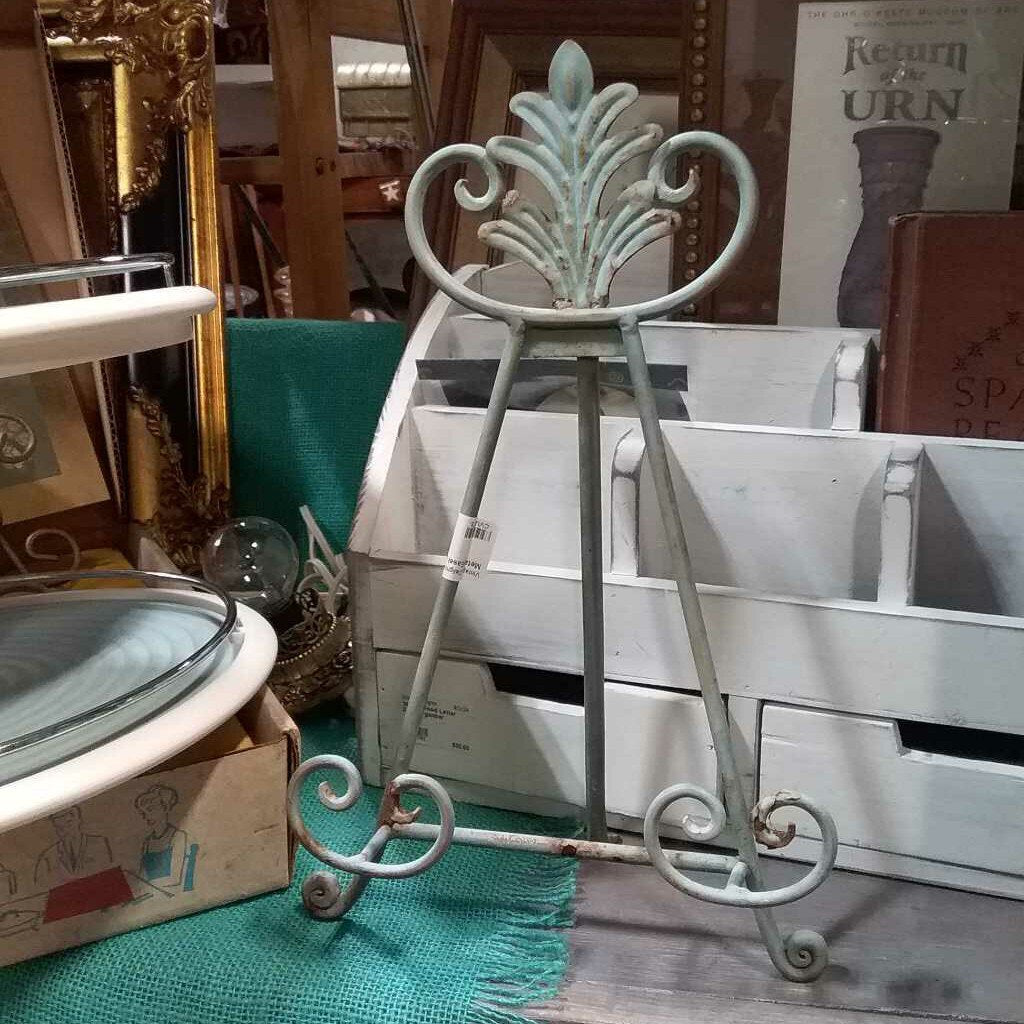 Metal Easel Distressed