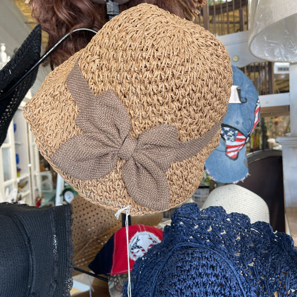 Straw hat with bow