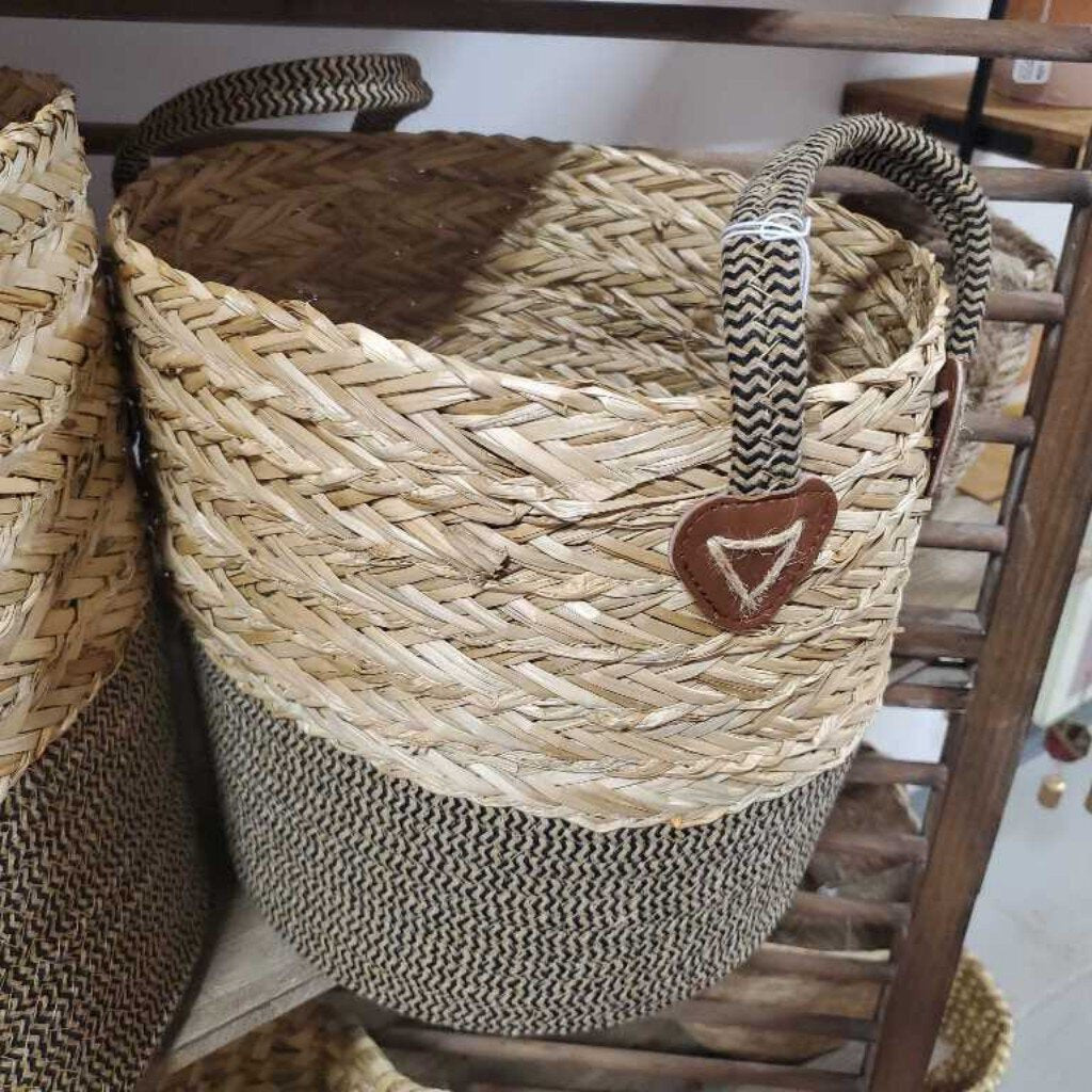 SMALL WOVEN ROUND SEAGRASS BASKETS W BROWN BASE AND HANDLES