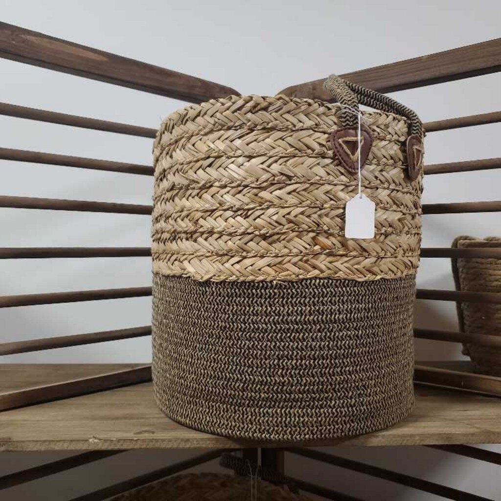 LARGE WOVEN ROUND SEAGRASS BASKETS W BROWN BASE AND HANDLES