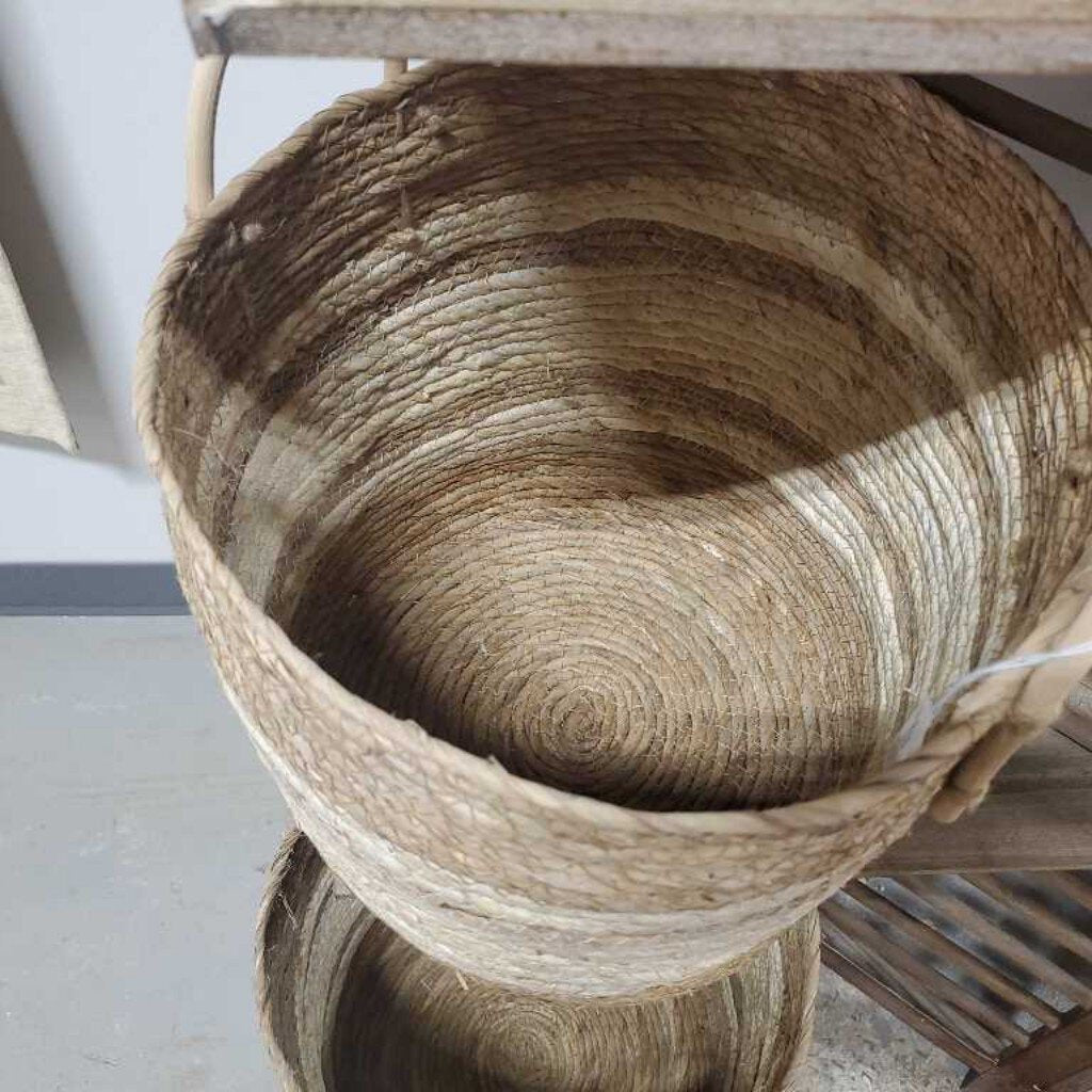 MEDIUM-TWO TONED NATURAL ROUND BASKET