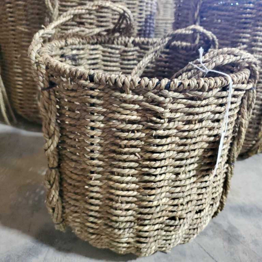Small-ROUND BRAIDED SEAGRASS STORAGE BASKET W HANDLES
