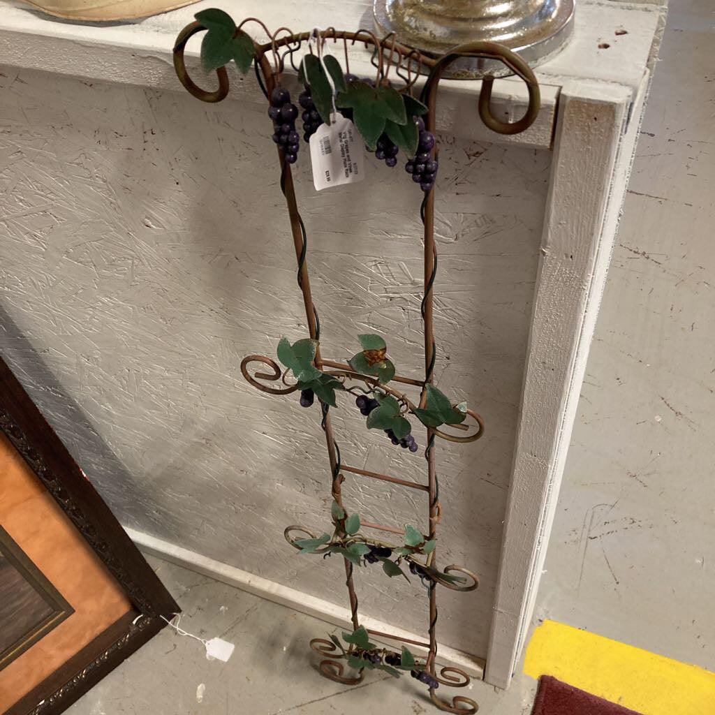 Vtg Grapes and Vines Metal Display Plate Rack