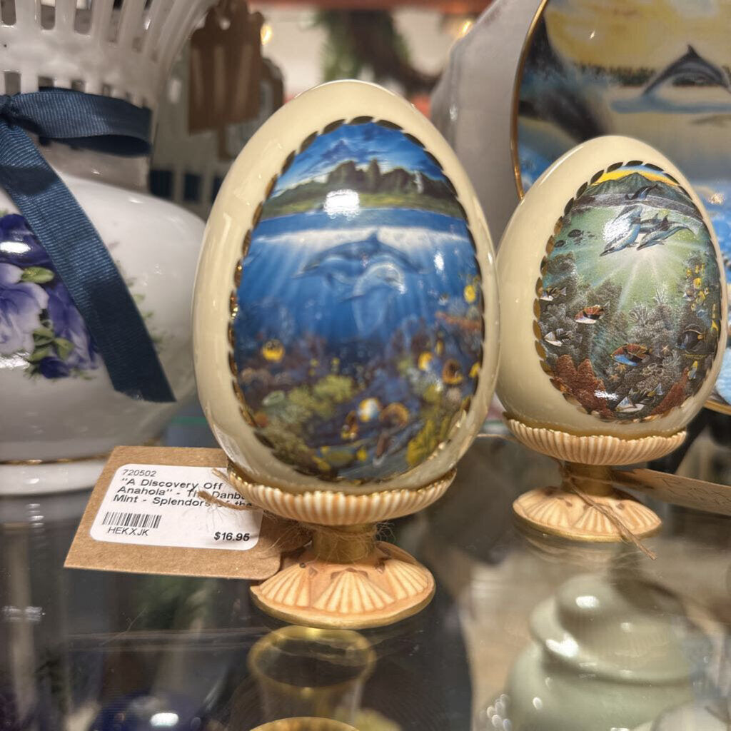 "A Discovery Off Anahola" - The Danbury Mint - Splendors of the Sea Hand Painted Porcelain Egg Collection