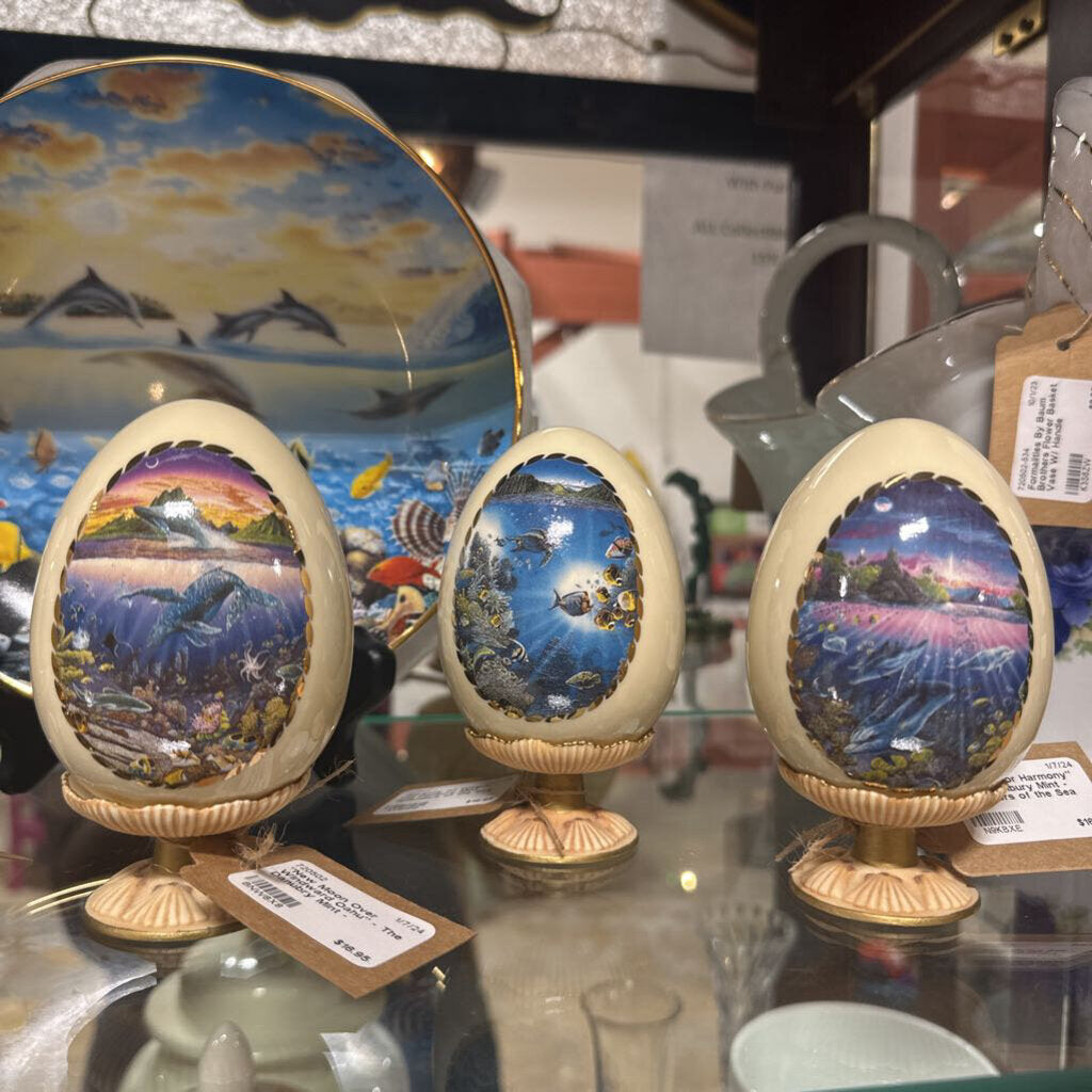 "A Discovery Off Anahola" - The Danbury Mint - Splendors of the Sea Hand Painted Porcelain Egg Collection