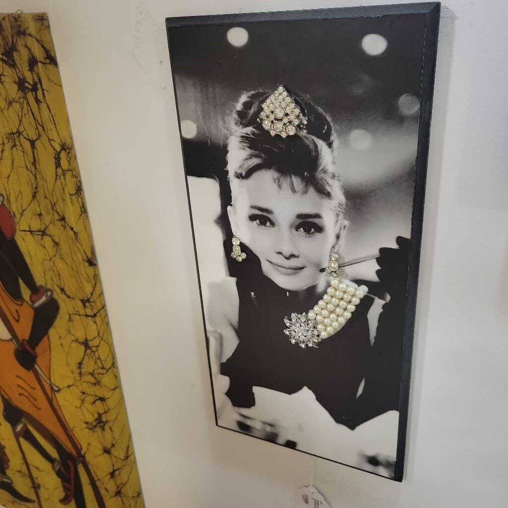 Audry Breakfast at Tiffany's w/ Bling 14.5" x 7"