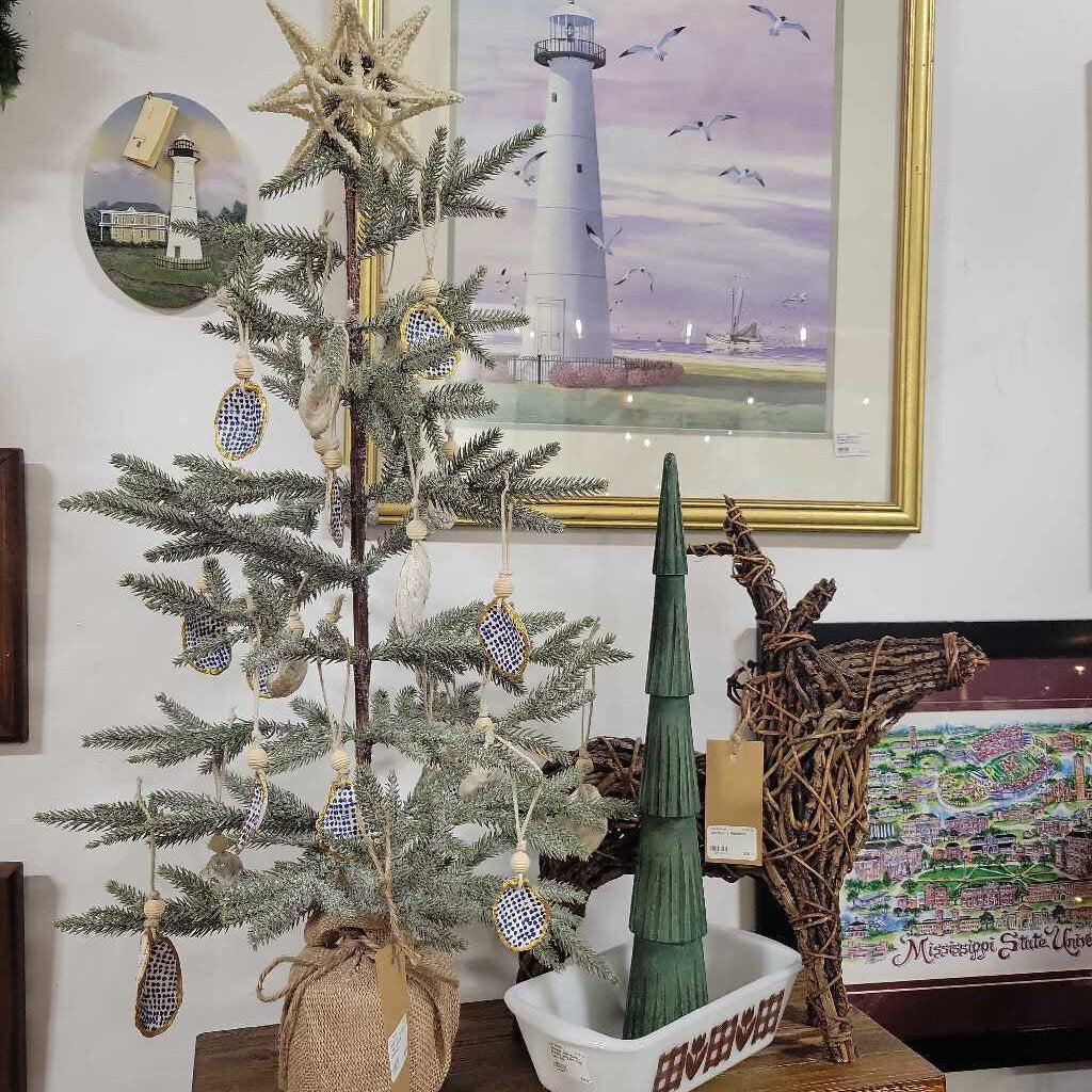 Decorated Christmas Tree w/Oyster Ornaments