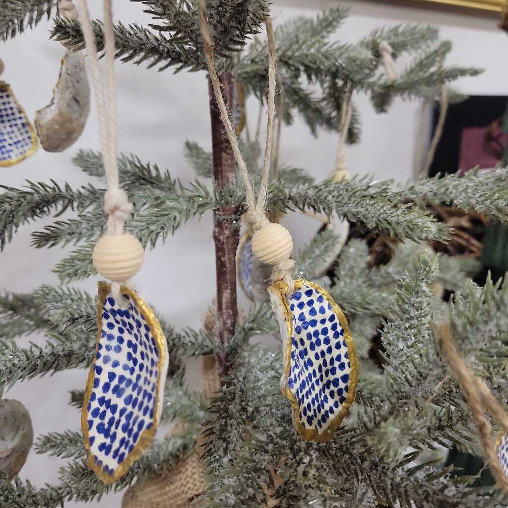 Decorated Christmas Tree w/Oyster Ornaments