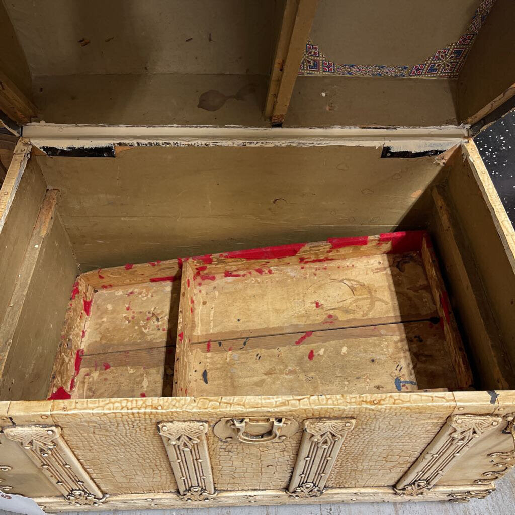 ANTIQUE TRUNK