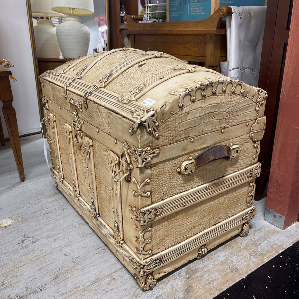 ANTIQUE TRUNK