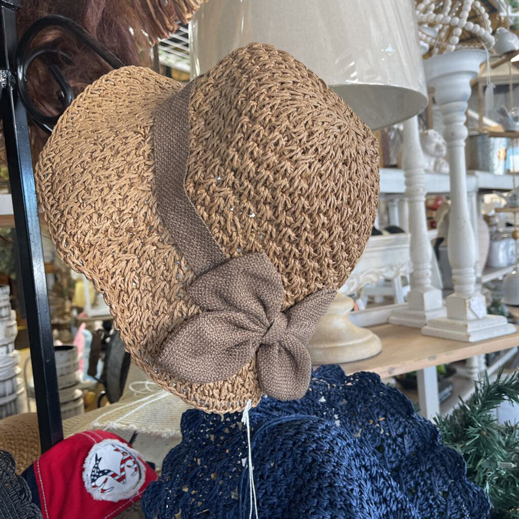 Straw hat with bow