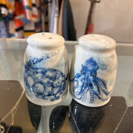 Blue/white sealife salt & pepper set